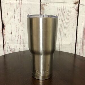 RTIC 30 0z Silver Tumbler keeps coffee and cold drinks for hours